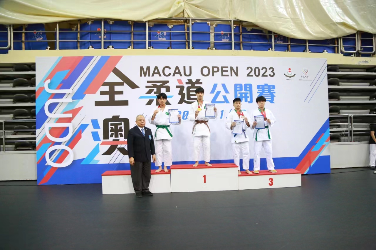 高卓山頒發男子少年A 組-73KG獎項.jpg